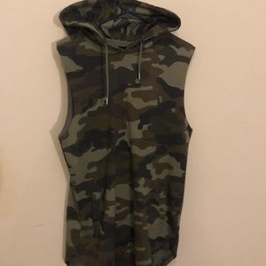 Sleeveless hooded shirt